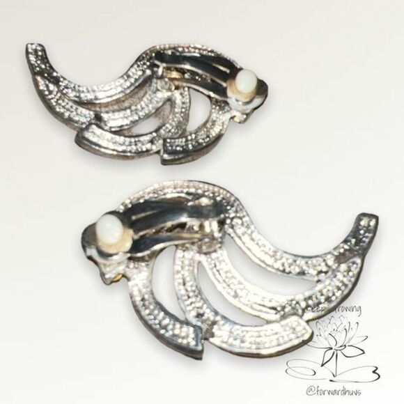 Timeless Sparkle: Vintage Rhinestone Clip-On Elegance - Picture 6 of 8